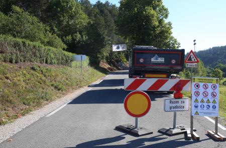 IZGRADNJA NOVE KANALIZACIJE IN OBNOVA CESTE BEGUNJE CERKNICA 01 FOTO LJUBO VUKELIČ